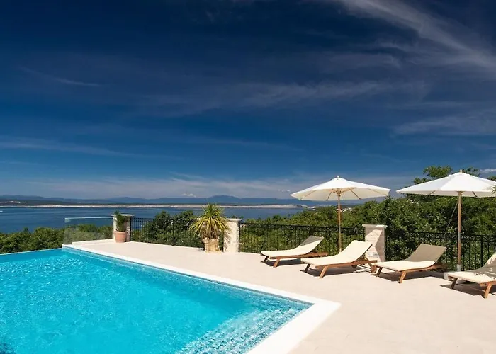 In With Swimming Pool Villa *